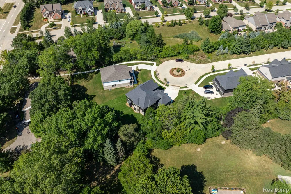 913 Kimberly Court Troy City, MI 48098