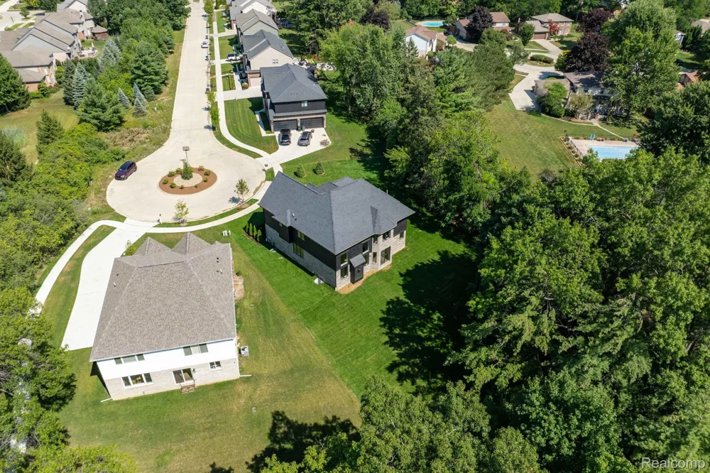 913 Kimberly Court Troy City, MI 48098