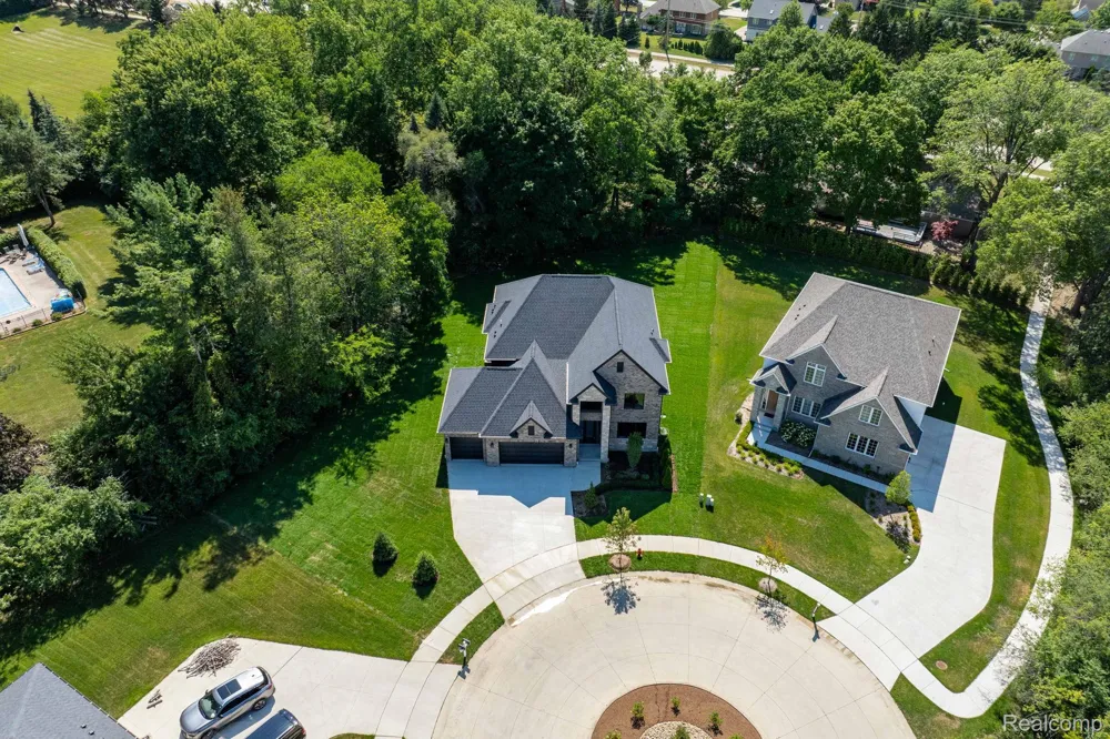 913 Kimberly Court Troy City, MI 48098