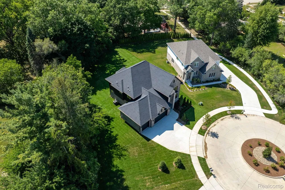 913 Kimberly Court Troy City, MI 48098
