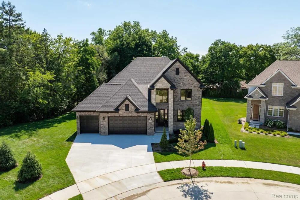 913 Kimberly Court Troy City, MI 48098