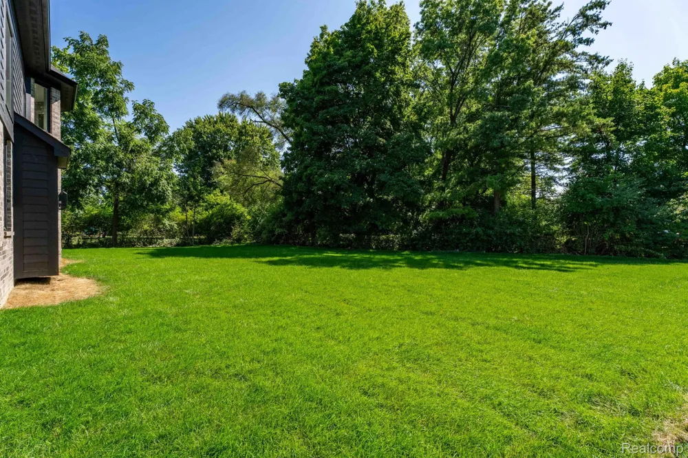 913 Kimberly Court Troy City, MI 48098