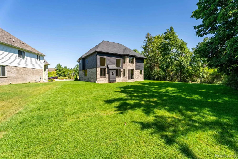 913 Kimberly Court Troy City, MI 48098