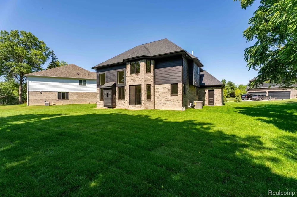 913 Kimberly Court Troy City, MI 48098