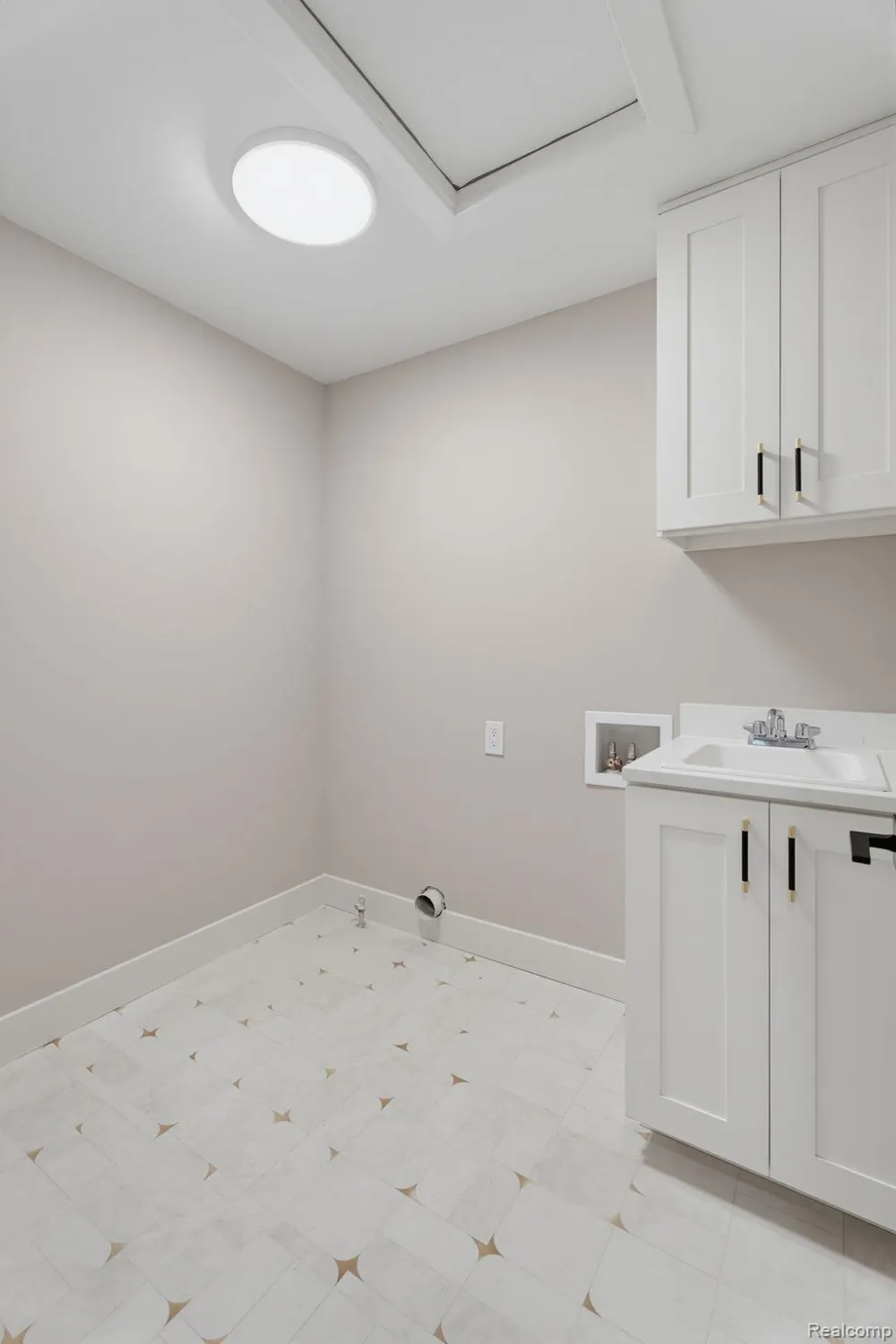 913 Kimberly Court Troy City, MI 48098
