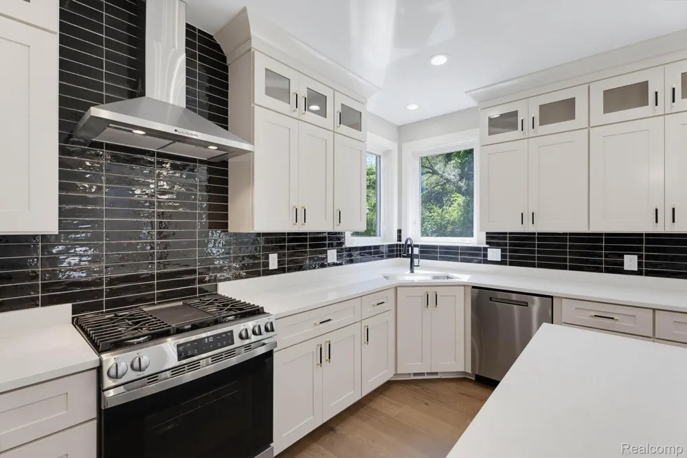 913 Kimberly Court Troy City, MI 48098