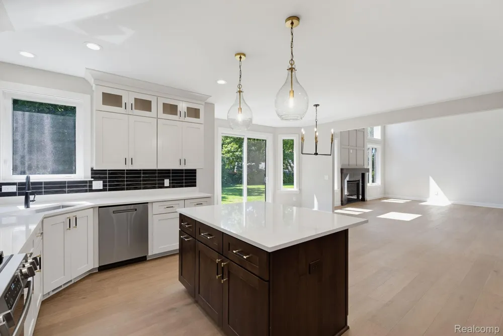 913 Kimberly Court Troy City, MI 48098