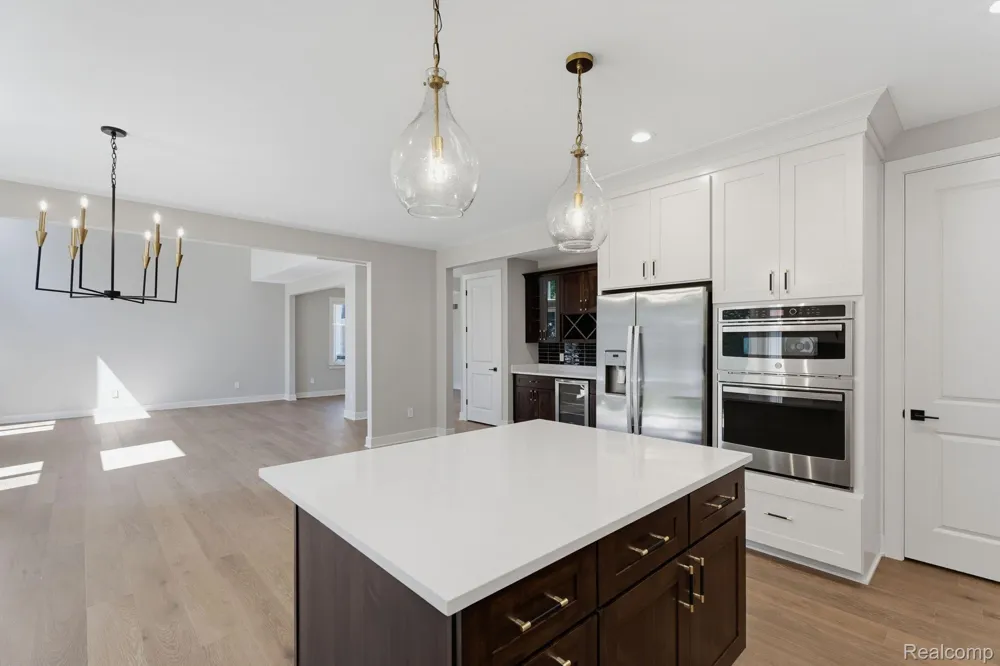 913 Kimberly Court Troy City, MI 48098