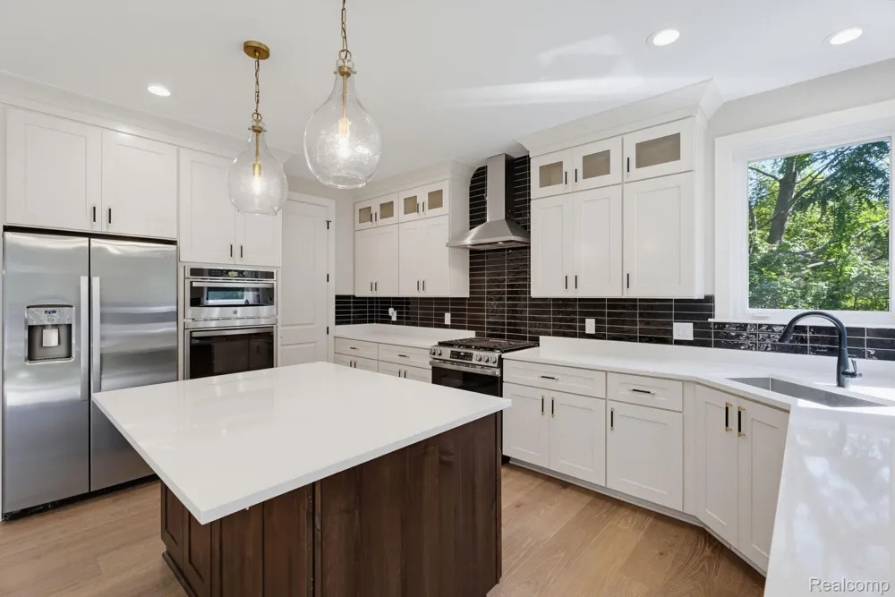913 Kimberly Court Troy City, MI 48098