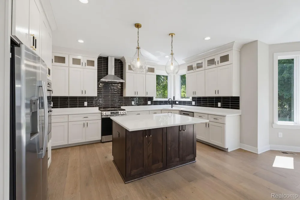 913 Kimberly Court Troy City, MI 48098