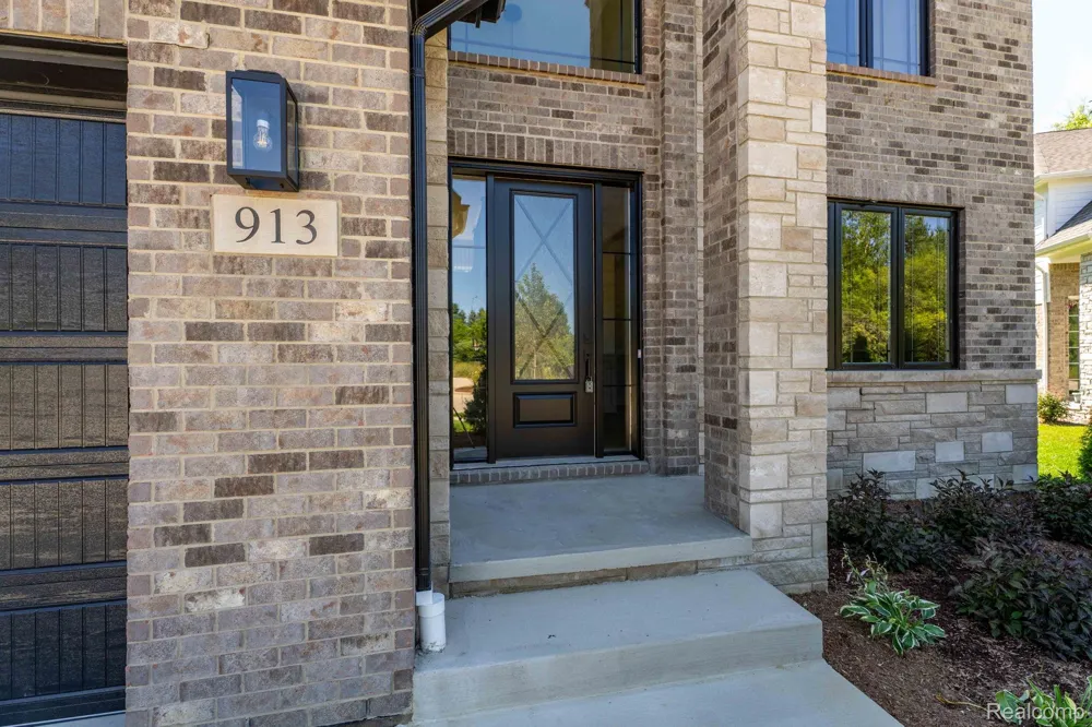 913 Kimberly Court Troy City, MI 48098
