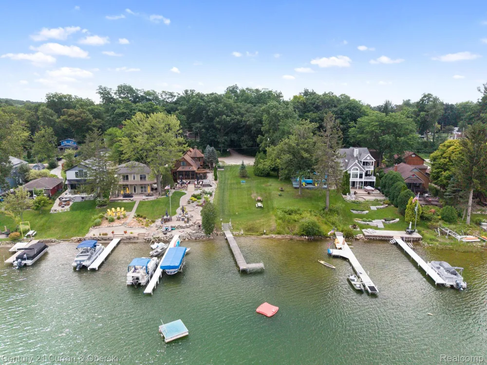 10492 Lake Shore Drive Tyrone Township, MI 48430