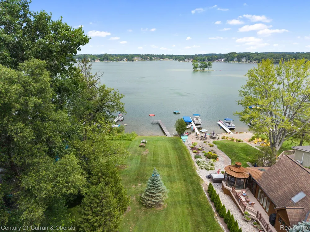 10492 Lake Shore Drive Tyrone Township, MI 48430
