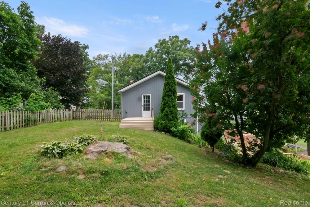 10492 Lake Shore Drive Tyrone Township, MI 48430