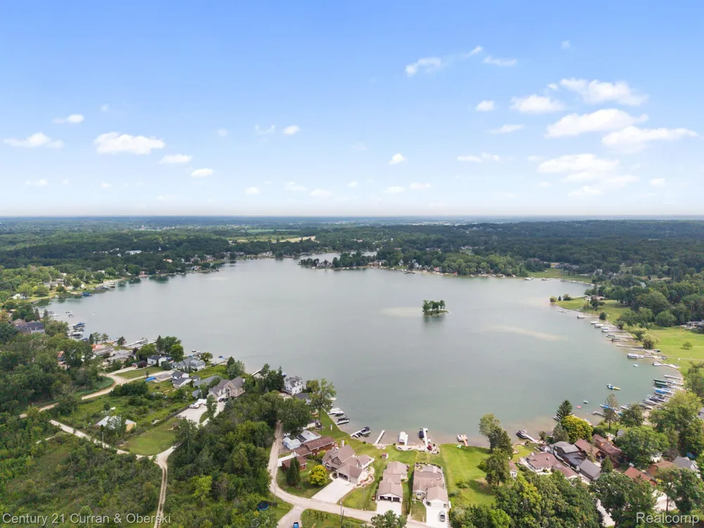 10492 Lake Shore Drive Tyrone Township, MI 48430