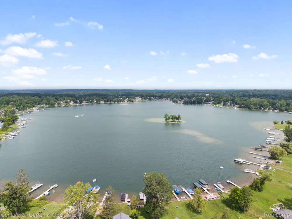 10492 Lake Shore Drive Tyrone Township, MI 48430