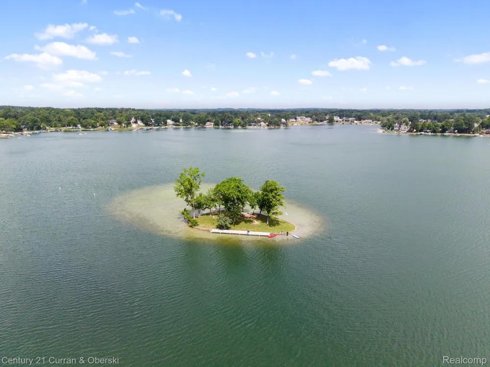 10492 Lake Shore Drive Tyrone Township, MI 48430