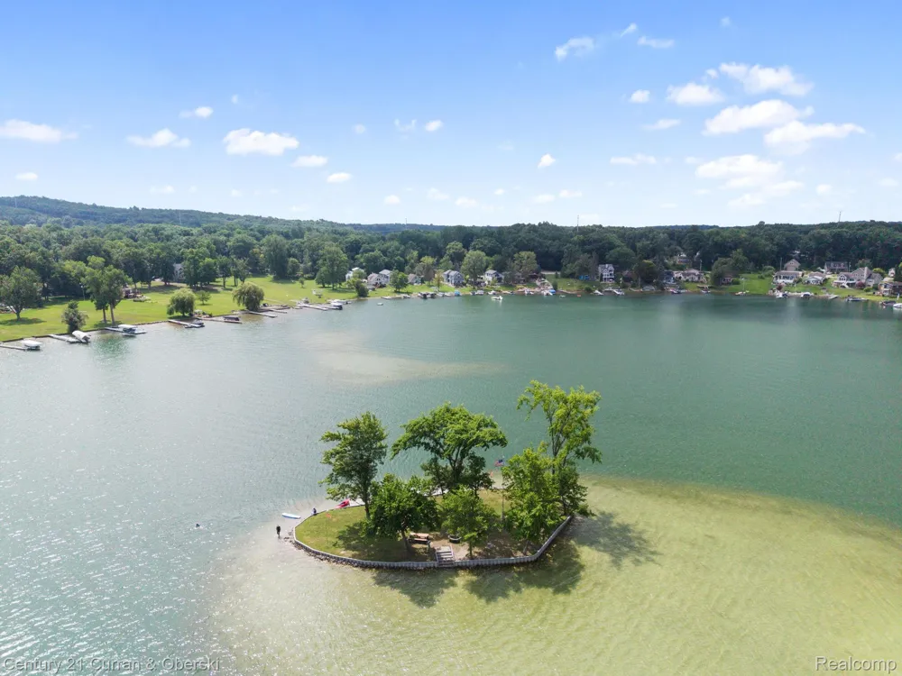 10492 Lake Shore Drive Tyrone Township, MI 48430