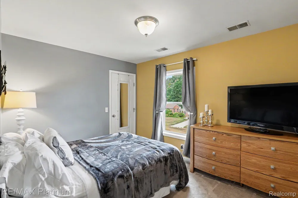 2327 Hammerslea Road Orion Charter Township, MI 48359