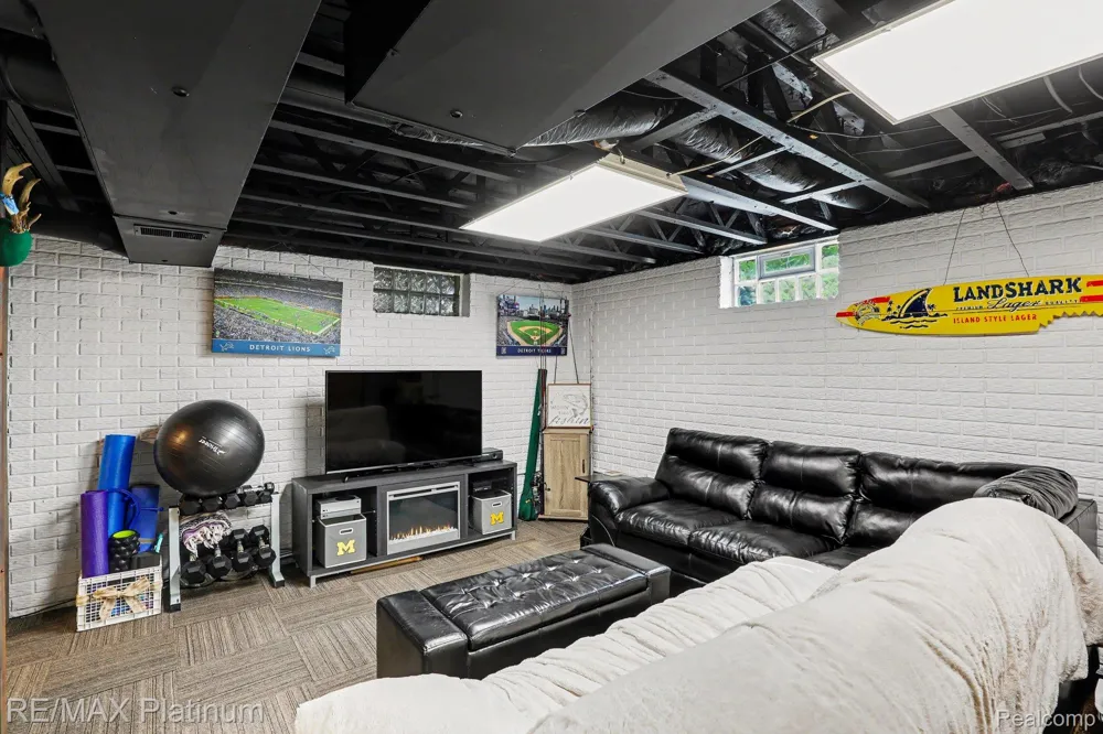 2327 Hammerslea Road Orion Charter Township, MI 48359