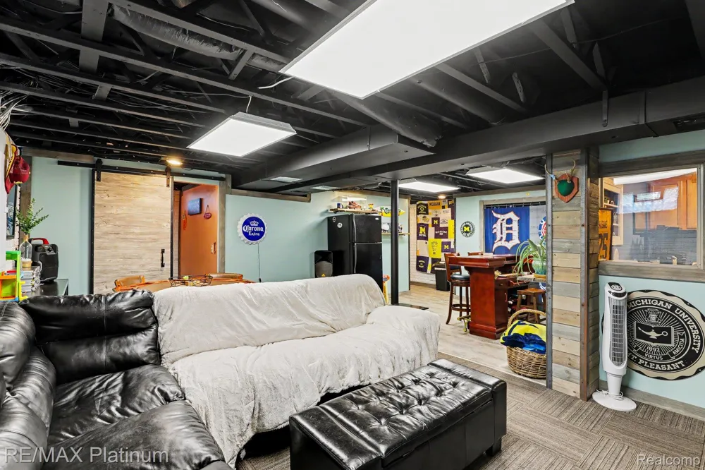 2327 Hammerslea Road Orion Charter Township, MI 48359