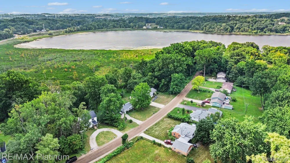 2327 Hammerslea Road Orion Charter Township, MI 48359