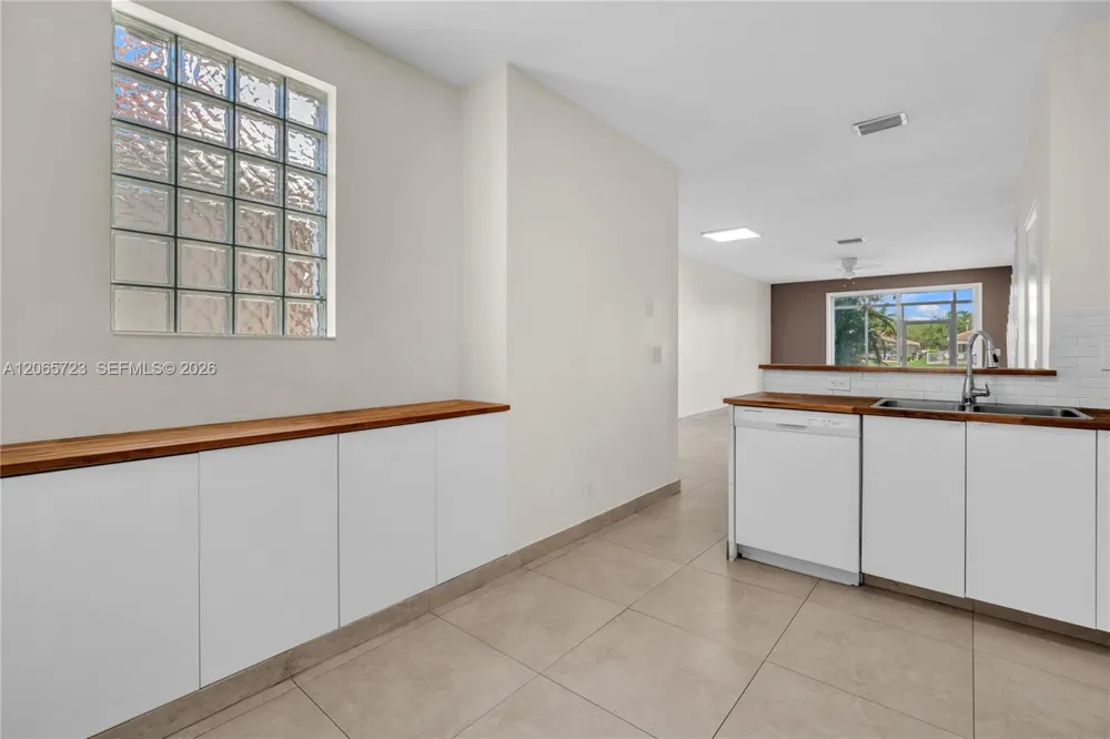 3698 San Simeon Cir Weston, FL 33331