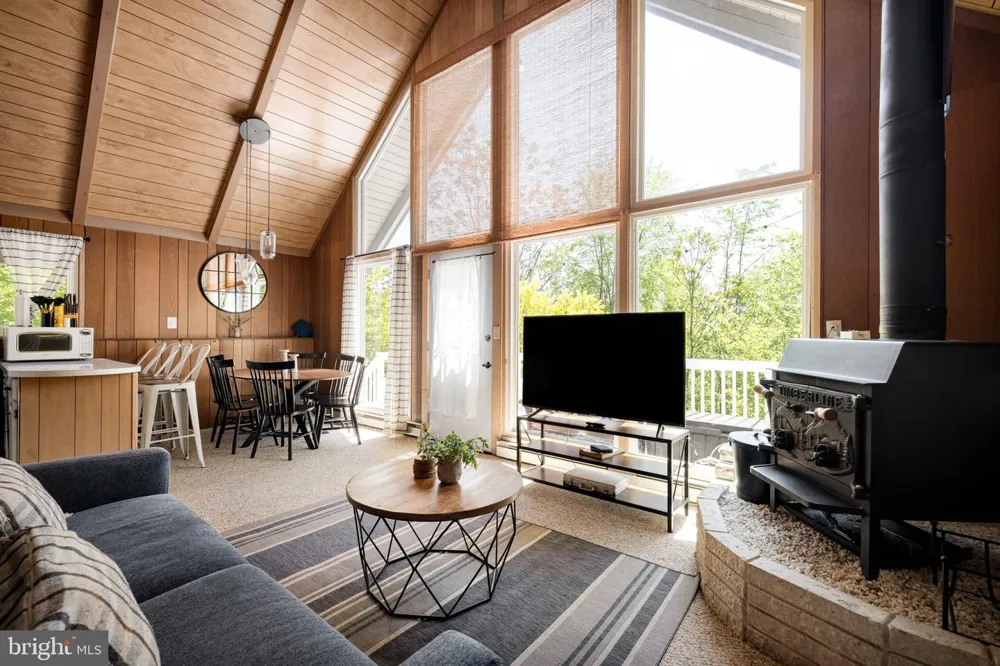 304 HOLLY RIDGE ROAD Mount Jackson, VA 22842
