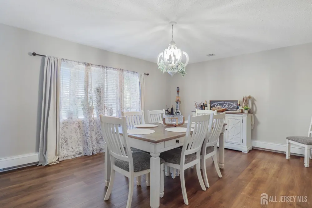 28 Colton Road Edison, NJ 08817