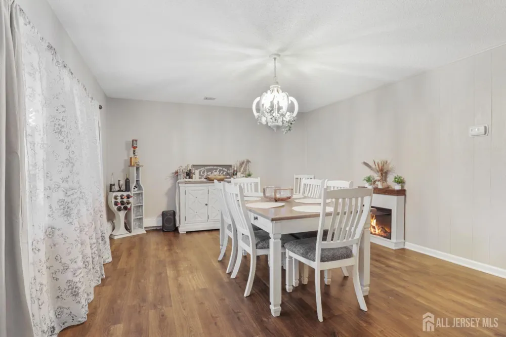 28 Colton Road Edison, NJ 08817
