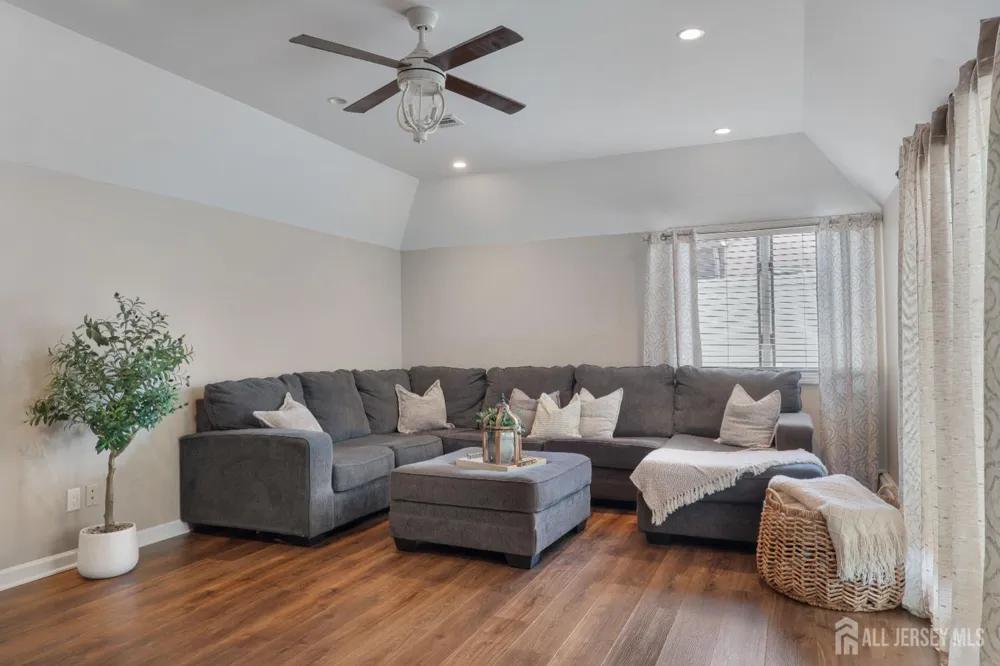 28 Colton Road Edison, NJ 08817