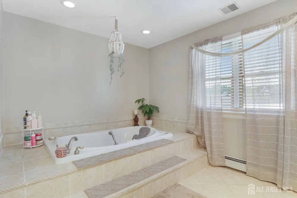 28 Colton Road Edison, NJ 08817