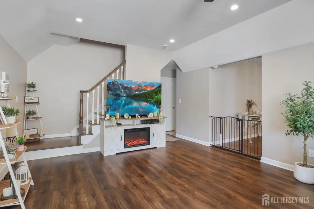 28 Colton Road Edison, NJ 08817