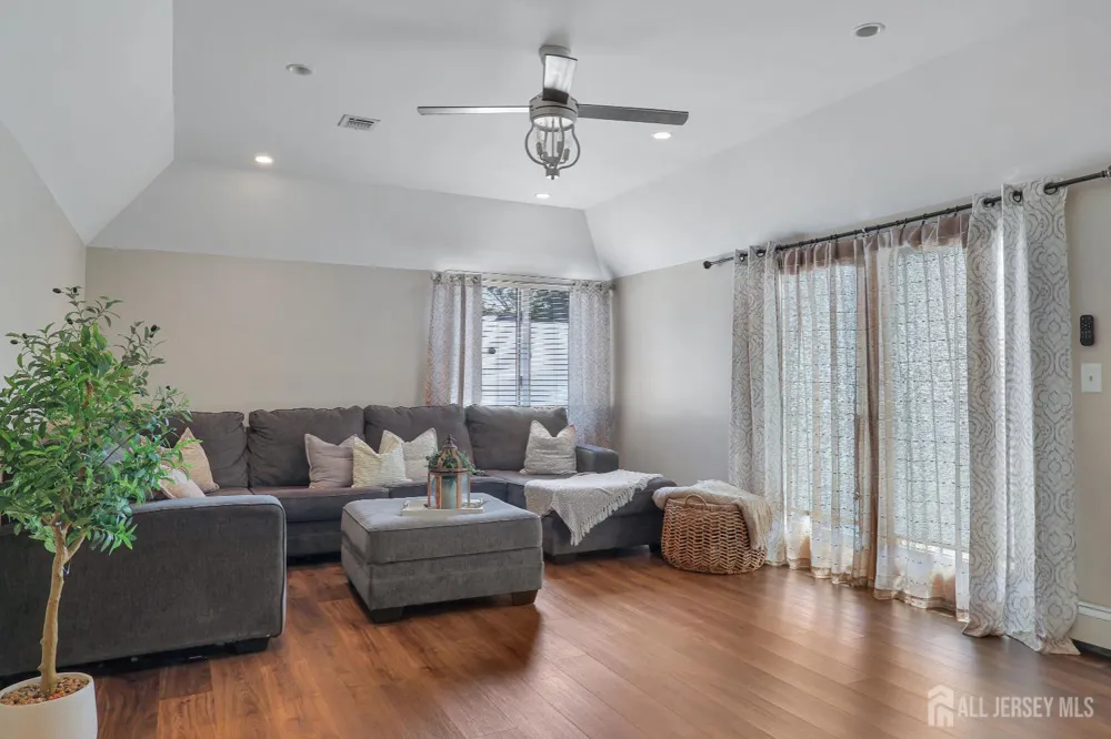 28 Colton Road Edison, NJ 08817