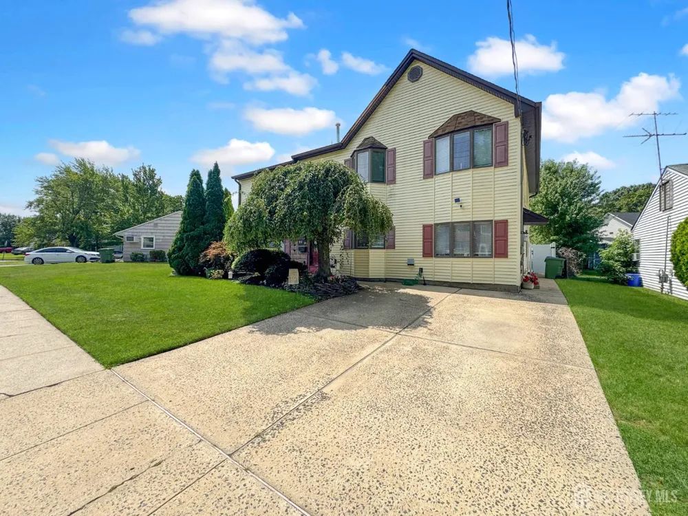 28 Colton Road Edison, NJ 08817