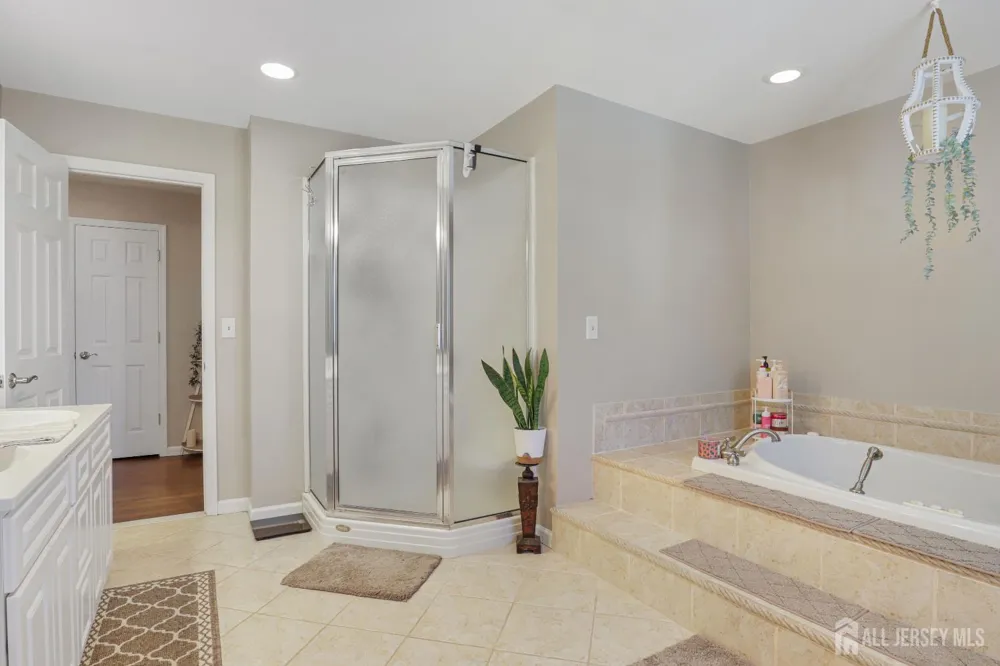 28 Colton Road Edison, NJ 08817