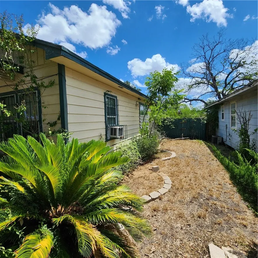 718 E Avenue E Robstown, TX 78380