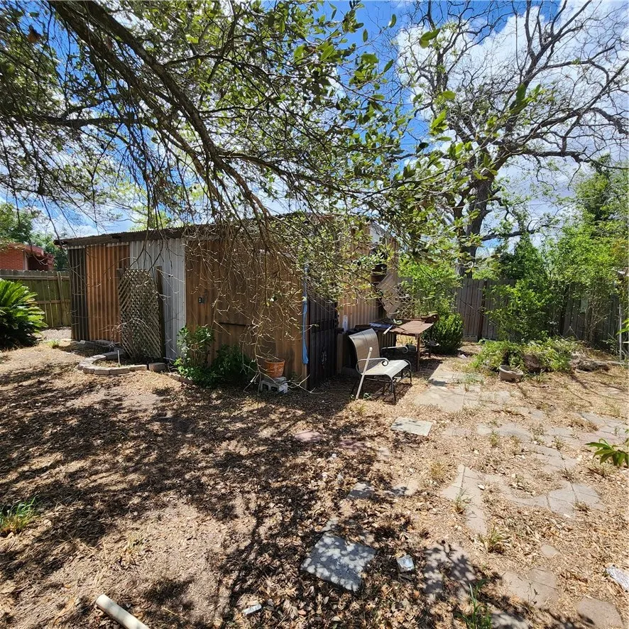 718 E Avenue E Robstown, TX 78380
