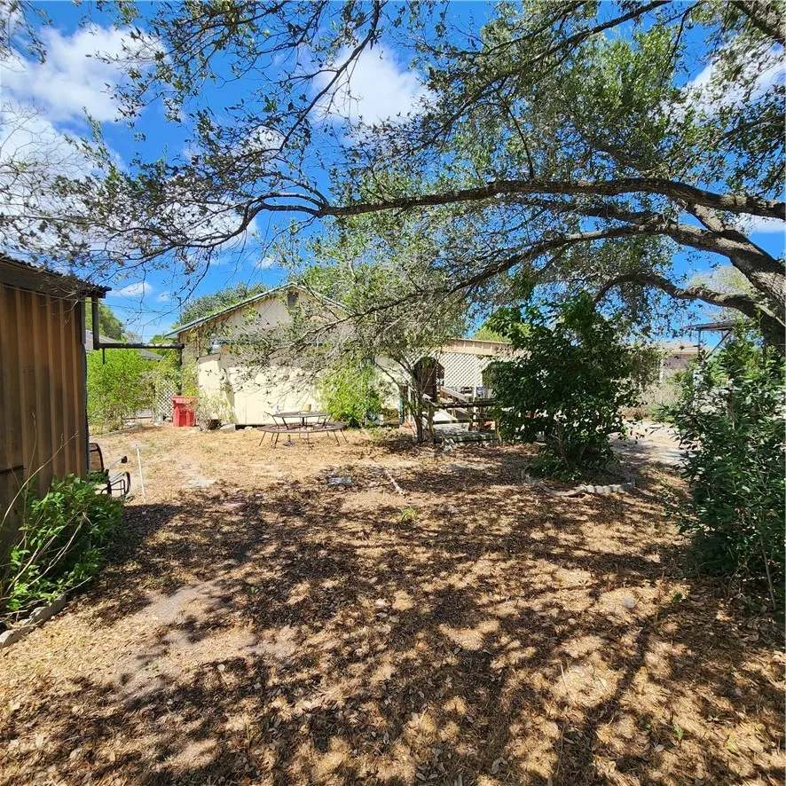 718 E Avenue E Robstown, TX 78380