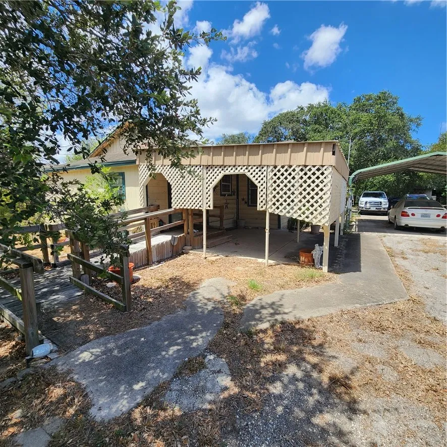 718 E Avenue E Robstown, TX 78380