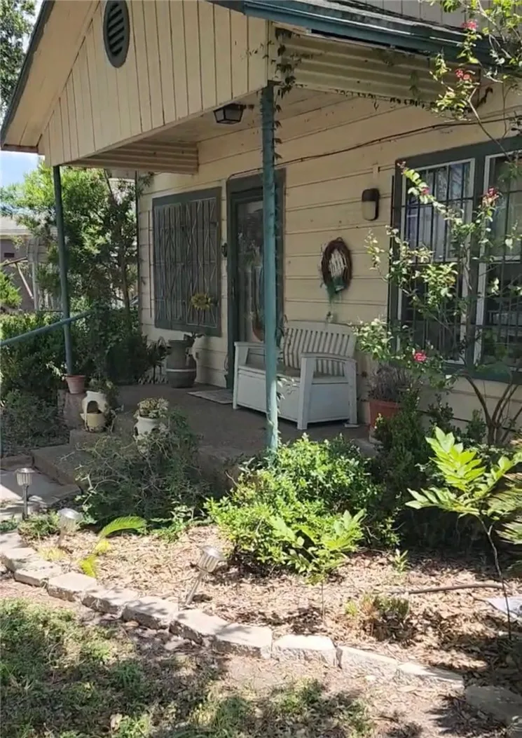 718 E Avenue E Robstown, TX 78380