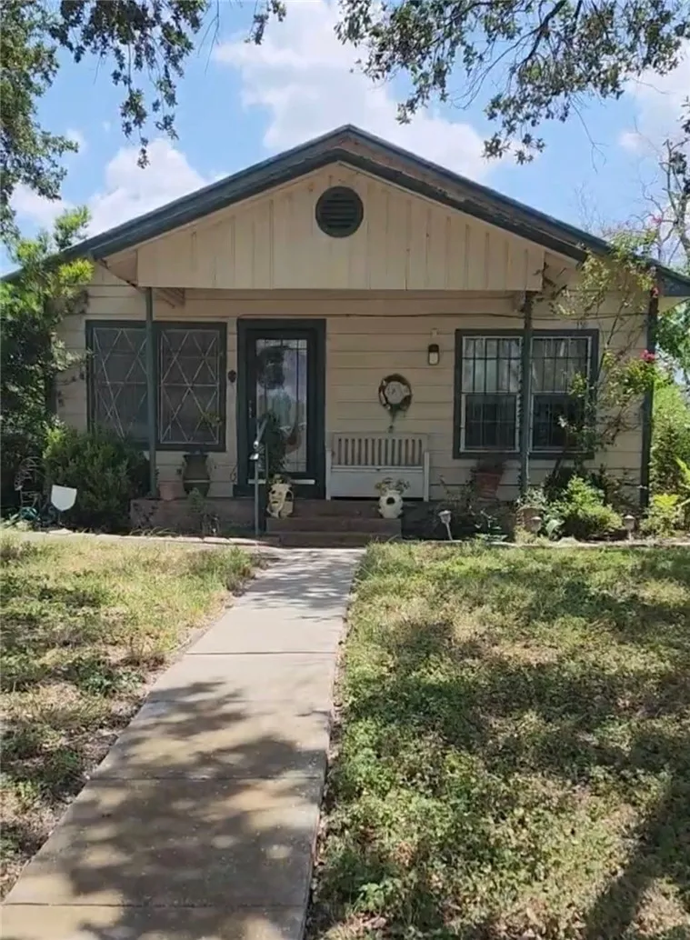 718 E Avenue E Robstown, TX 78380