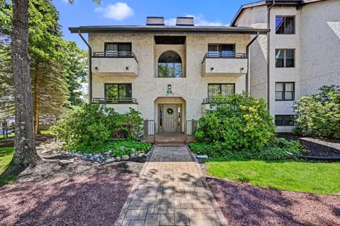 45 MIDLAKE DRIVE #102