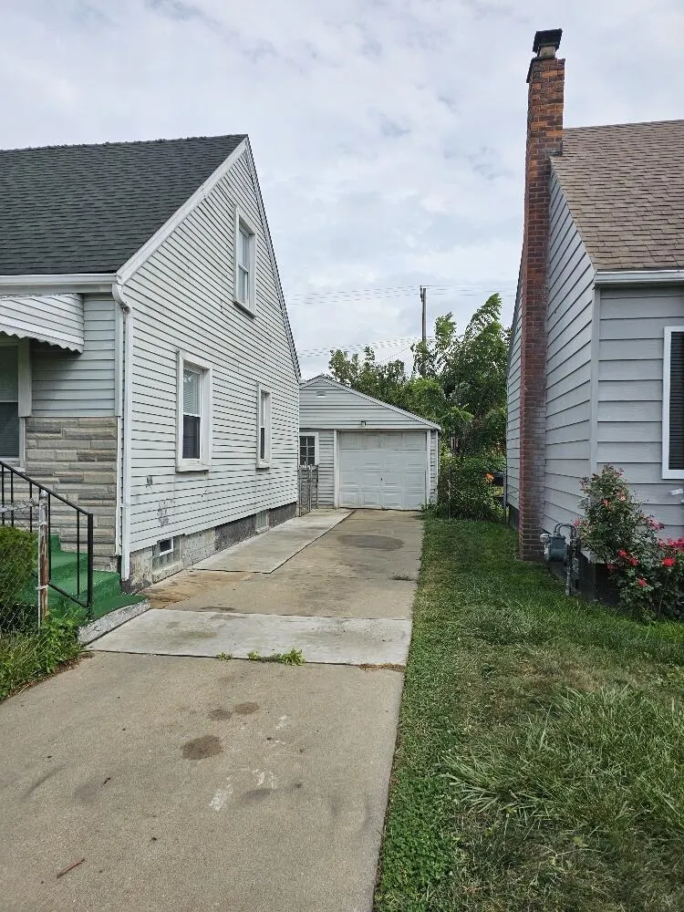 3337 S Bassett Detroit, MI 48217