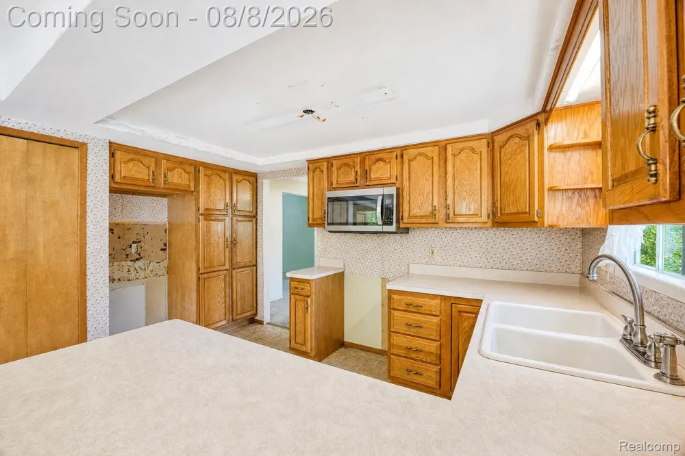 416 Lawson Court Troy City, MI 48084