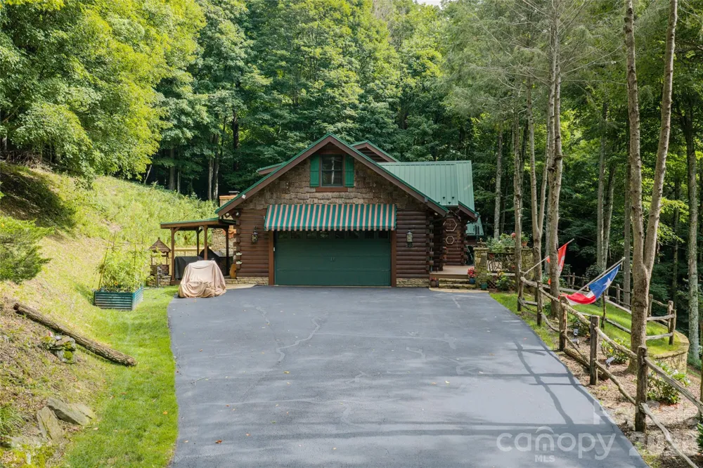 580 Flying Hawk Trail Waynesville, NC 28786