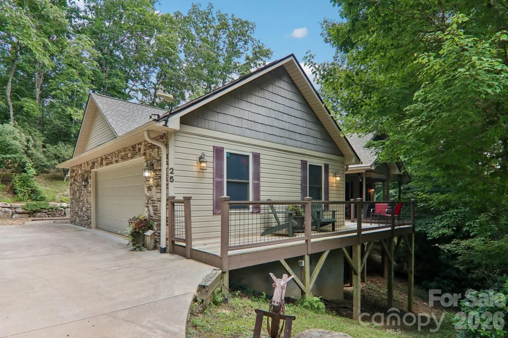 25 Arnie Drive Etowah, NC 28729