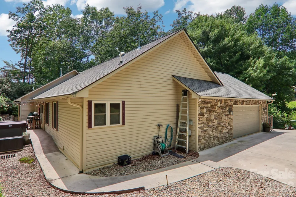 25 Arnie Drive Etowah, NC 28729