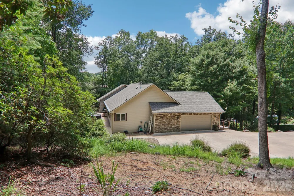 25 Arnie Drive Etowah, NC 28729