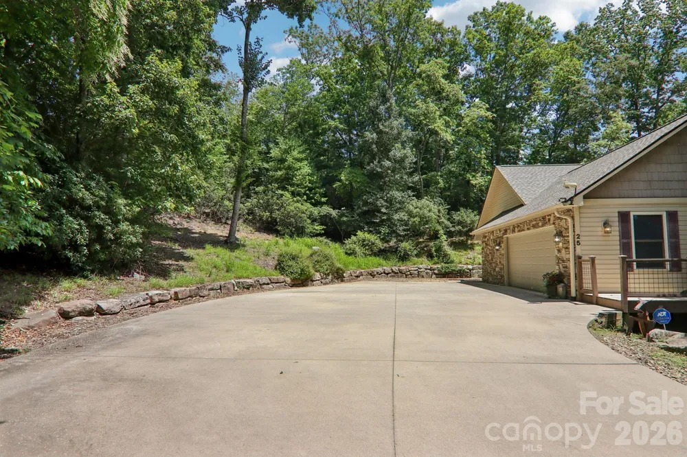 25 Arnie Drive Etowah, NC 28729